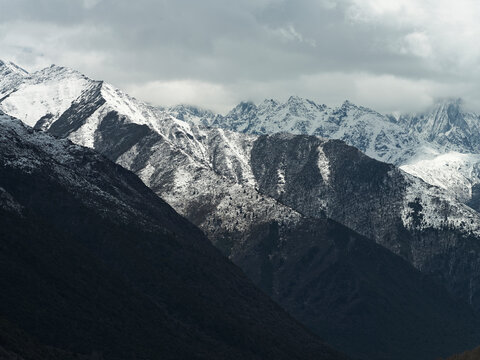 The western part of Sichuan, China is a famous tourist destination. This is a snow mountain captured on April 15, 2025 at 12:02:28 in Kangding. Welcome everyone to Sichuan for tourism.
