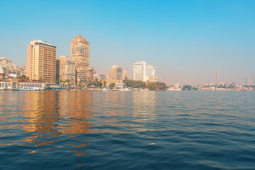 Obraz premium Cairo city skyline reflects on the Nile River during a clear day in the heart of Egypt