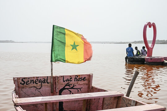 Senegal tourisme Lac Rose Sangalkam bateau drapeau