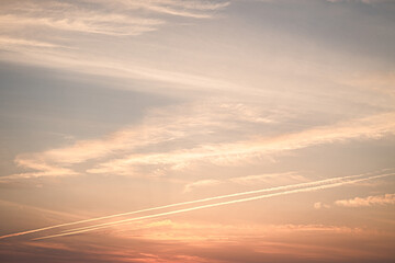 夕焼けと2本の飛行機雲