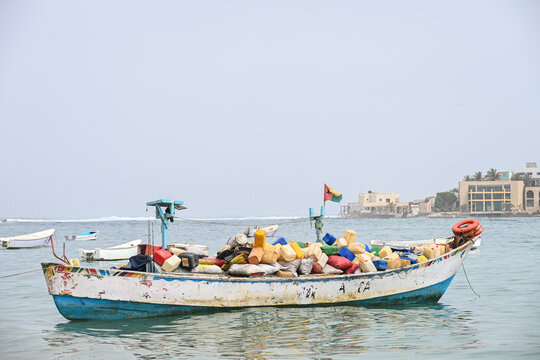 Senegal Ngor Dakar bateau poubelle plastique dechet ocean 