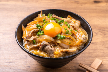 豚こまの他人丼（卵黄のせ）