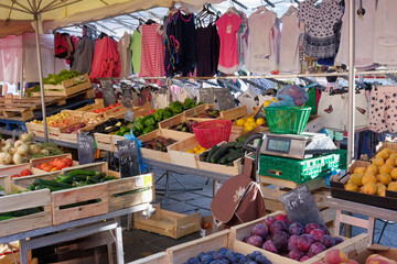 un marché pittoresque, vêtements et fruits et légumes
