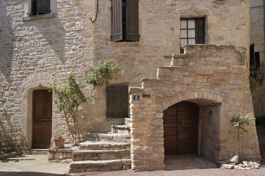 maison proven&ccedil;ale avec un escalier ext&eacute;rieur