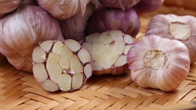Dried garlic in a basket	