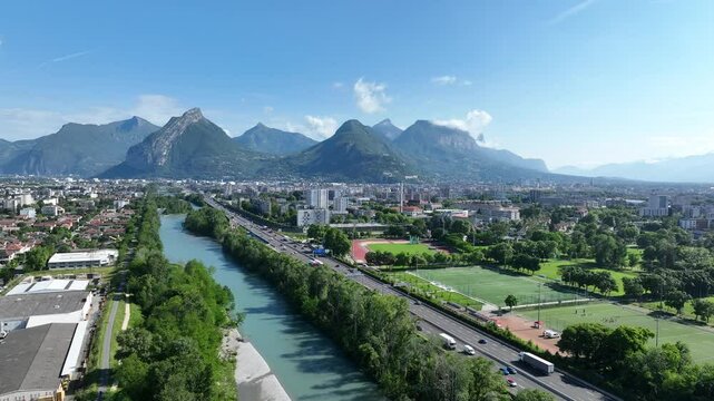 Vue aerienne de la ville de Grenoble et du massif de la Chartreuse en Isere