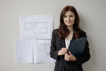 Obraz premium Professional architect presenting apartment and house project plans in modern office setting