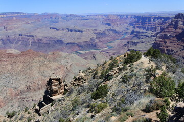Kleiner Felsturm und eine Flussschleife des Grand Canyon