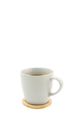 Tazza in porcellana grigia per bevande su sotto tazza in legno isolato trasparente