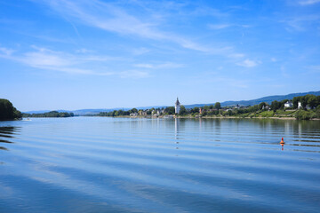 Obraz premium The town of Oestrich-Winkel on the Rhine river, Germany 