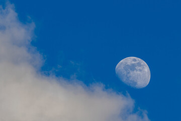 Mond bei bewölktem Himmel