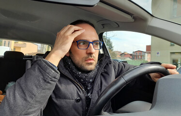 Uomo alla guida dell'automobile per le strade del mondo