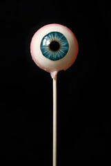 Sucette &oelig;il isol&eacute;e sur fond noir