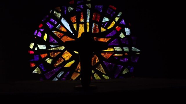La cruz es un simbolo de amor. Pero cuando tiene colores se percibe menos el dolor y m&aacute;s el amor. Jesucristo es el signo del amor.