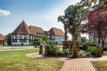 Brunnen und Rathaus in Rehburg (Rehburg-Loccum) an einem Sommertag im August