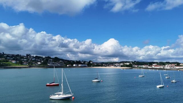Un Voilier blanc et un rouge amarr&eacute;s dans la baie de st jean de luz | drone 