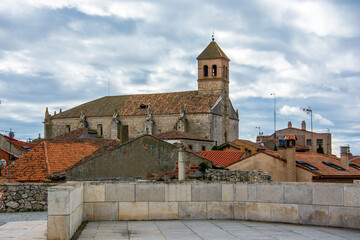 Fototapeta premium Iglesia y viviendas rurales en la ciudad de Simancas, España