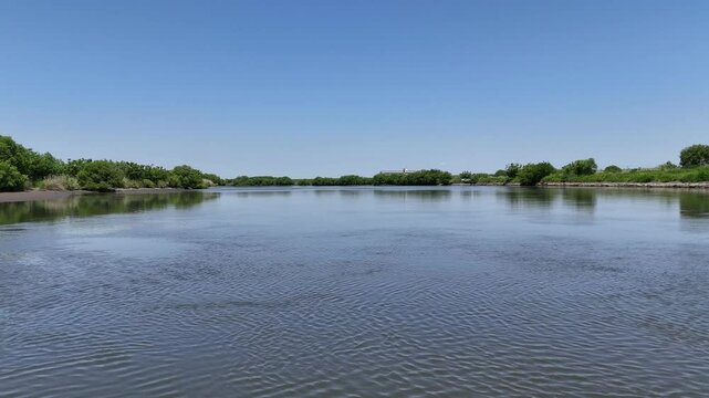 空撮/水面から145mへ上昇する