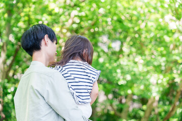 Obraz premium パパに抱っこされて喜ぶ小さな女の子