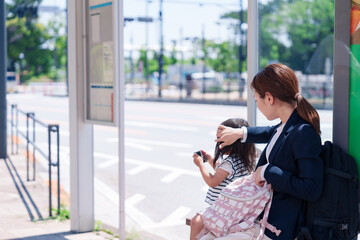 子どもと一緒に通勤をするワーママの女性