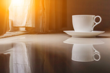 Obraz premium Smooth Focus and soft Focus,Hot coffee in a cup of coffee placed on the bedroom floor by the window in the morning was placed to prepare for drinking coffee before work.