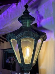 Farola pegada en pared eléctrica