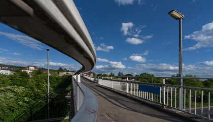 Weitwinkel Ansicht Fußgängerbrücke über Autobahn, bei Südbahnhof
