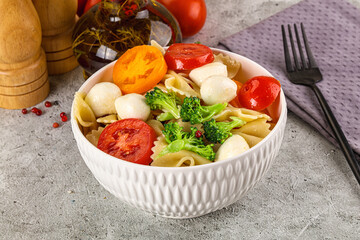 Pasta farfalle with mozzarella and tomato