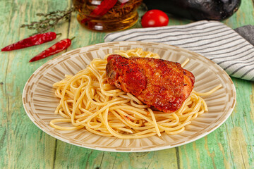 Pasta spaghetti with chicken thighs