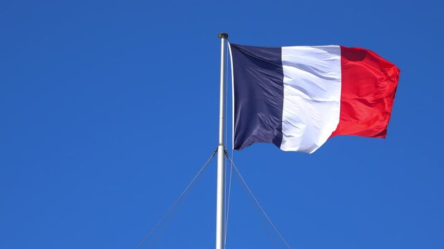 Vue au ralenti sur un drapeau de la France flottant au vent - Partie 3