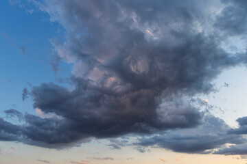 形が定まらない暗い雲