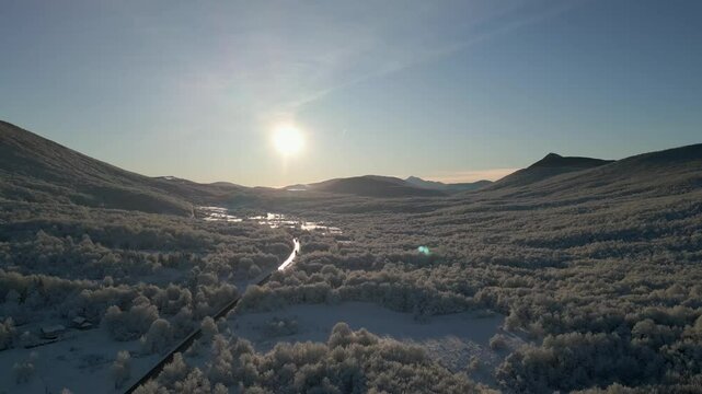 Toma a&eacute;rea panor&aacute;mica en movimiento lateral sobre el Parque Nacional Una nevado. &Aacute;rboles cubiertos de nieve y la tranquilidad del paisaje invernal.