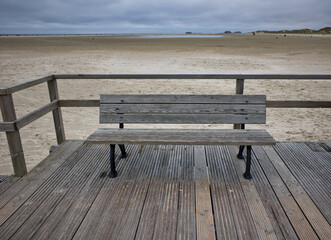 Holzbank an der Nordseeküste