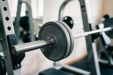 Obraz premium the bar dumbbells in focus barbell ready concept workout la barra mancuernas en el punto de mira entrenamiento concepto barbell ready spor salonu