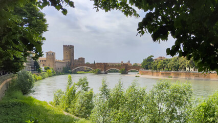 Werona, Adyga, w tle most Scaligerów © Krystian