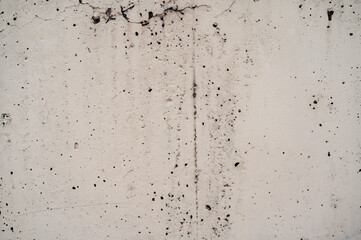 Pared de concreto blanco con línea central, grietas y manchas oscuras, textura realista ideal para fondos