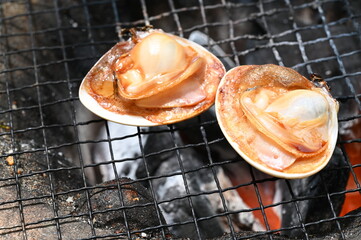 七輪で焼くハマグリの網焼き