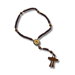 Naklejka premium Men's rosary made with wooden beads and nylon cord, displayed on a white background. A symbol of masculine devotion and Christian faith. 