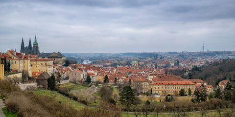 Panoramablick &uuml;ber Prag mit Veitsdom und Altstadt..