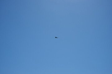 Fototapeta premium 岐阜県 新穂高ロープウェイ 西穂高口駅上空を飛ぶヘリコプター 