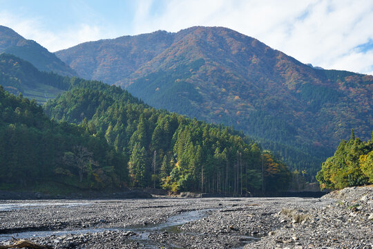 山梨県　大城川砂防ダム上流の紅葉
