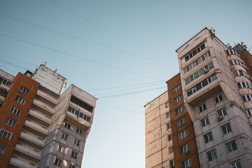 Photos of the upper floors of stone houses with a view of the sky