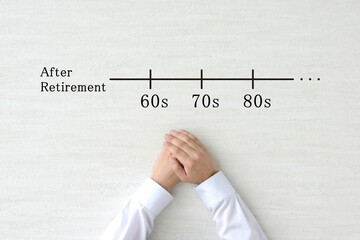 定年退職後の人生を考える人物の手元のイメージ画像