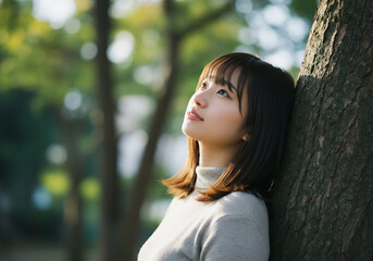 Naklejka premium 木漏れ日の中で感情を描く若い女性のポートレート集