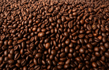 Fototapeta premium Coffee beans Pattern, Close-up view of rich, dark roasted coffee bean surface. Perfect for coffee provider or shop marketing, enthusiasts and culinary projects.