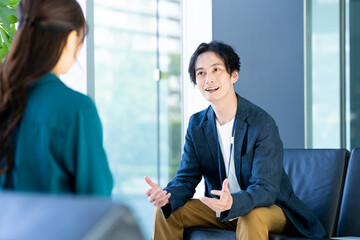 営業するビジネスマン　撮影協力:スカパー東京メディアセンター
