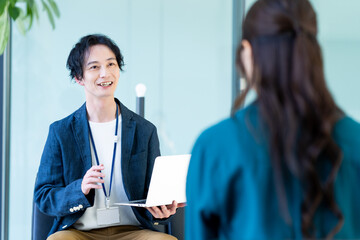 営業するビジネスマン　撮影協力:スカパー東京メディアセンター