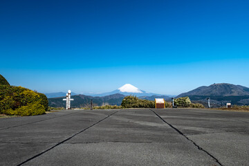 神奈川県の箱根大観山から望む富士山と芦ノ湖