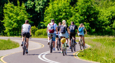 Obraz premium Cyclists ride on the bike path in the city Park 
