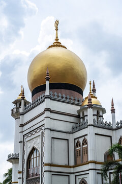 Masjid sultan mosque showing its golden dome and cloudy sky in singapore
